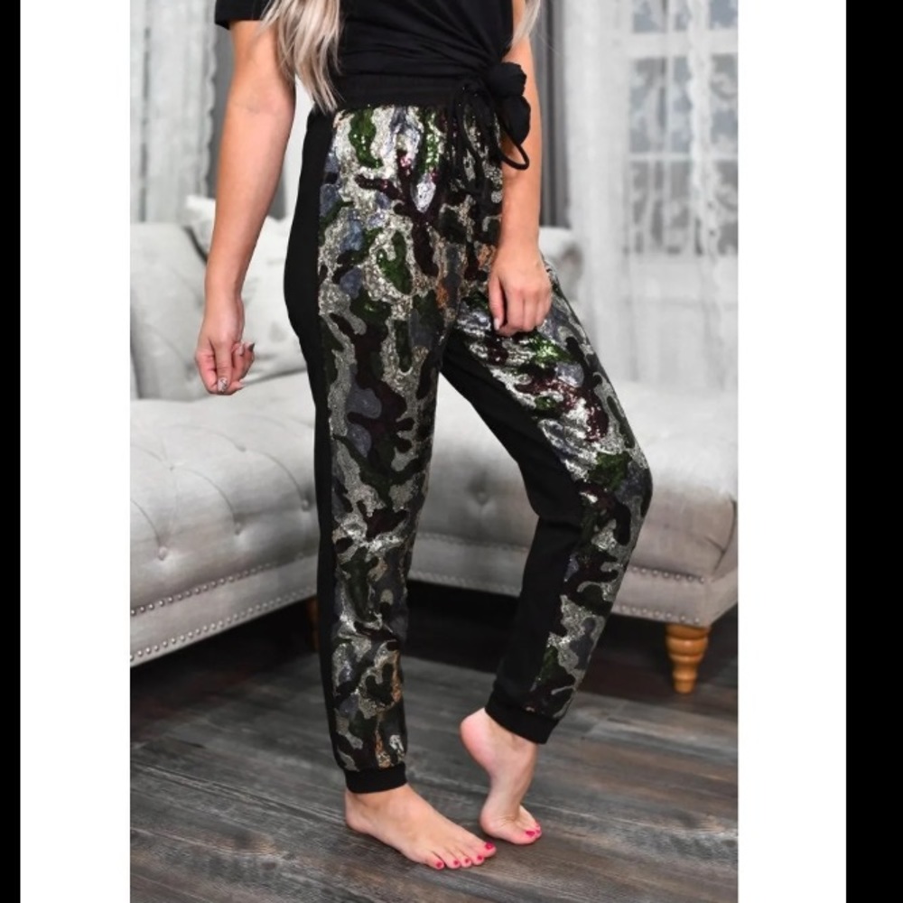 NEW size M Joggers w/sequins